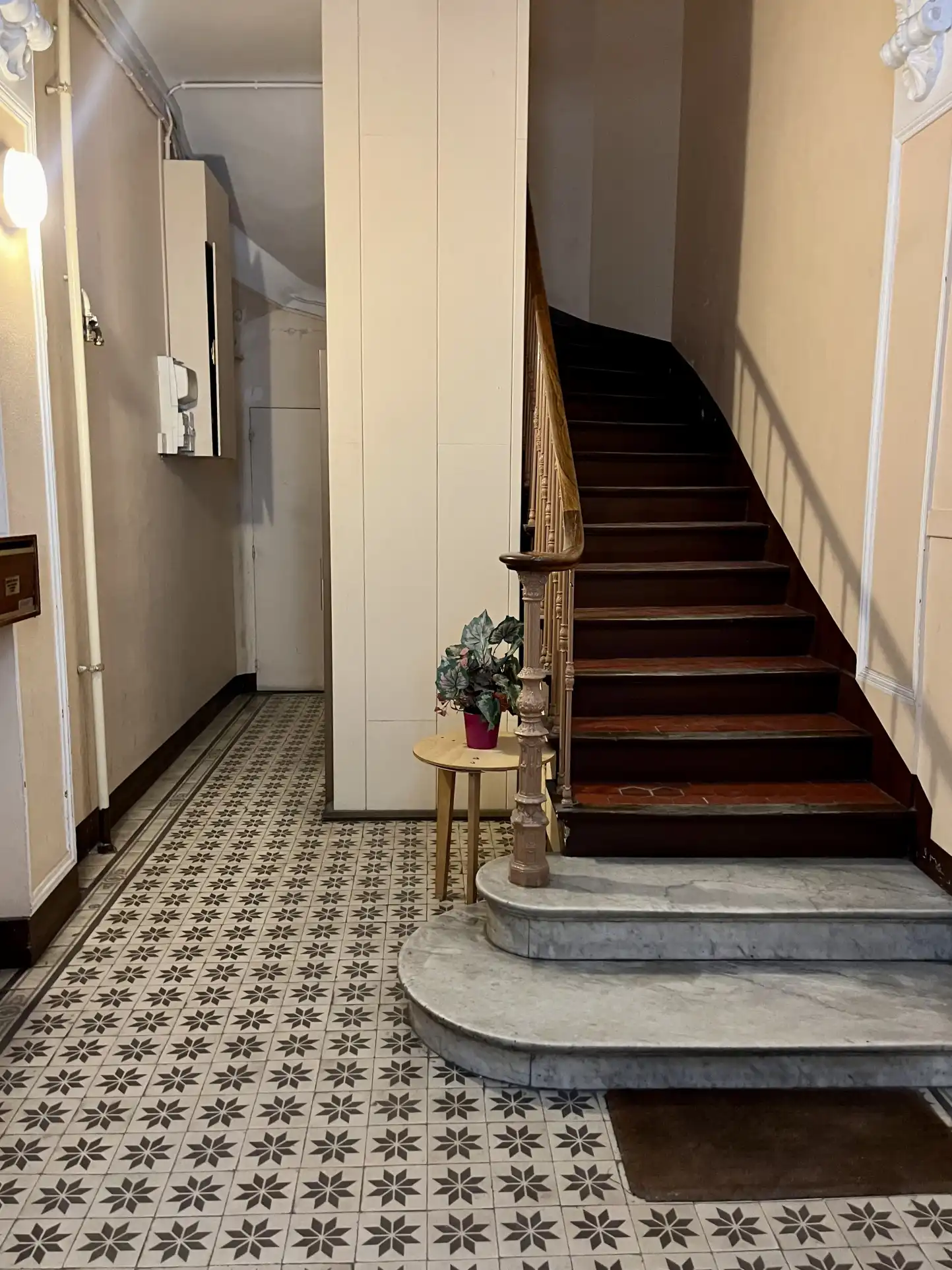 HAUSMANNIEN T3 DE 90 m² + CAVE + MANSARDE AVEC BAIL EN COURS